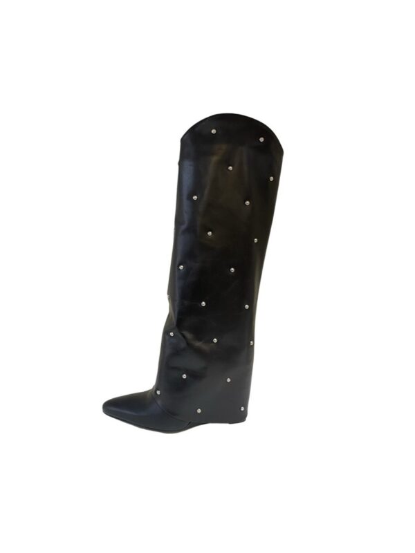 <p>
  Stivale con zeppa e borchie modello "Givenchy"
</p>The Icona