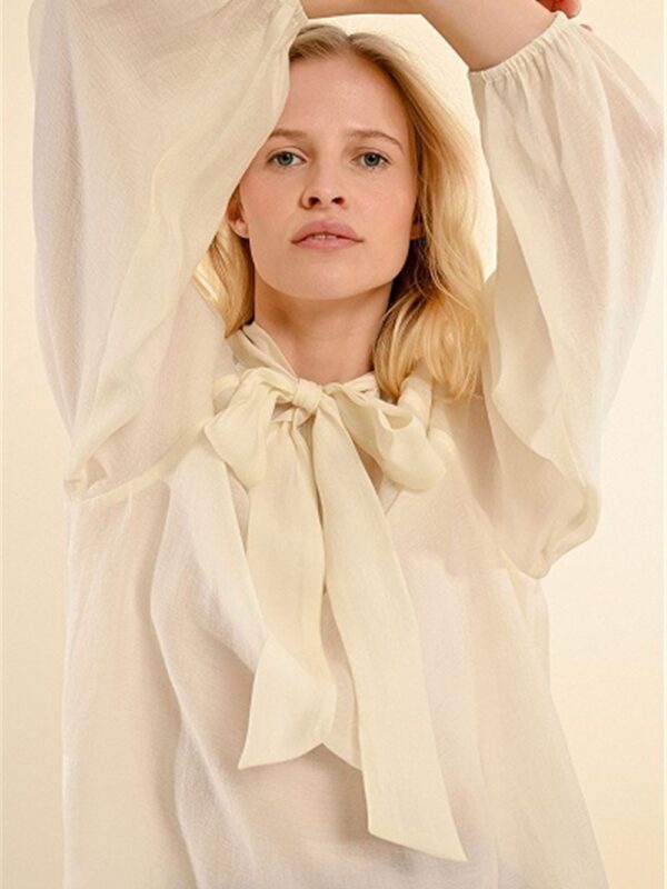 <p>
  Blusa con fiocco e maniche a palloncino
</p>Molly Bracken