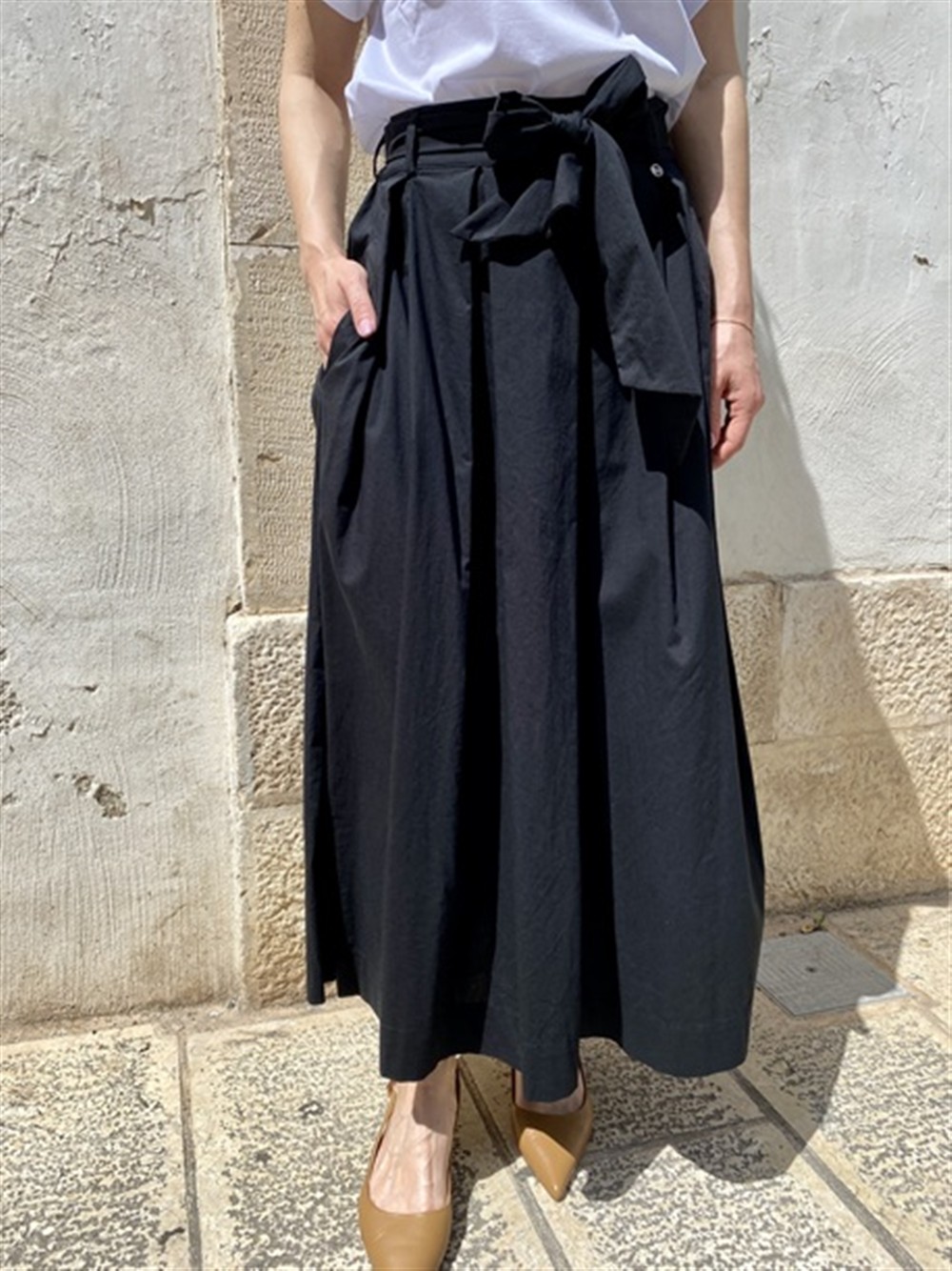 <p>
  Gonna lunga a pieghe baciate con cintura in tessuto
</p>Le _Sarte _Del_Sole