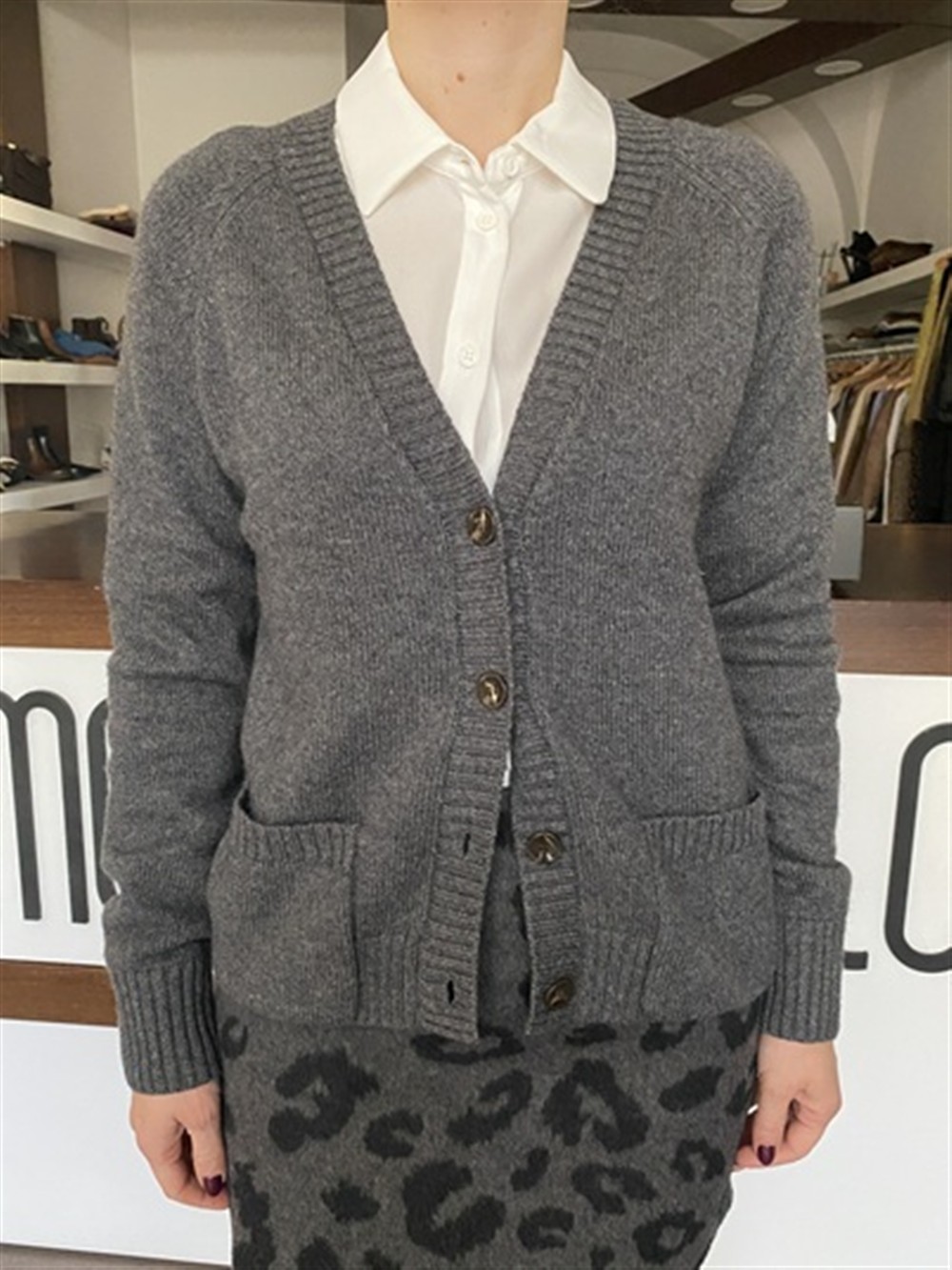 <p>
  Cardigan a scatola con taschini frontali
</p>Silvian Heach