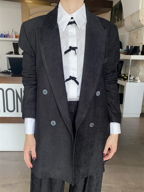 <p>
  Giacca doppiopetto dal taglio dritto in velluto morbido
</p>Dixie