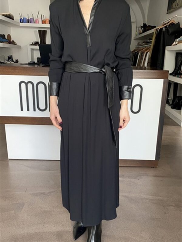 <p>
  Abito lungo con dettagli e cintura in ecopelle in tinta 
</p>Dixie