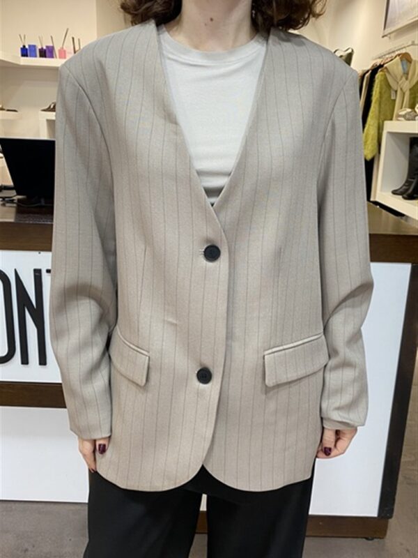 <p>
  Blazer gessato senza revers
</p>Eleh