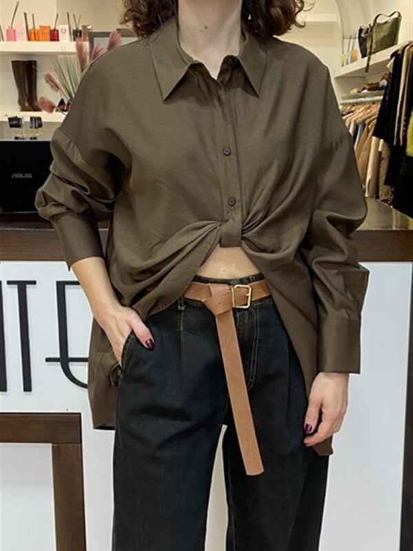 <p>
  Camicia con ripresa frontale effetto nodo
</p>Eleh