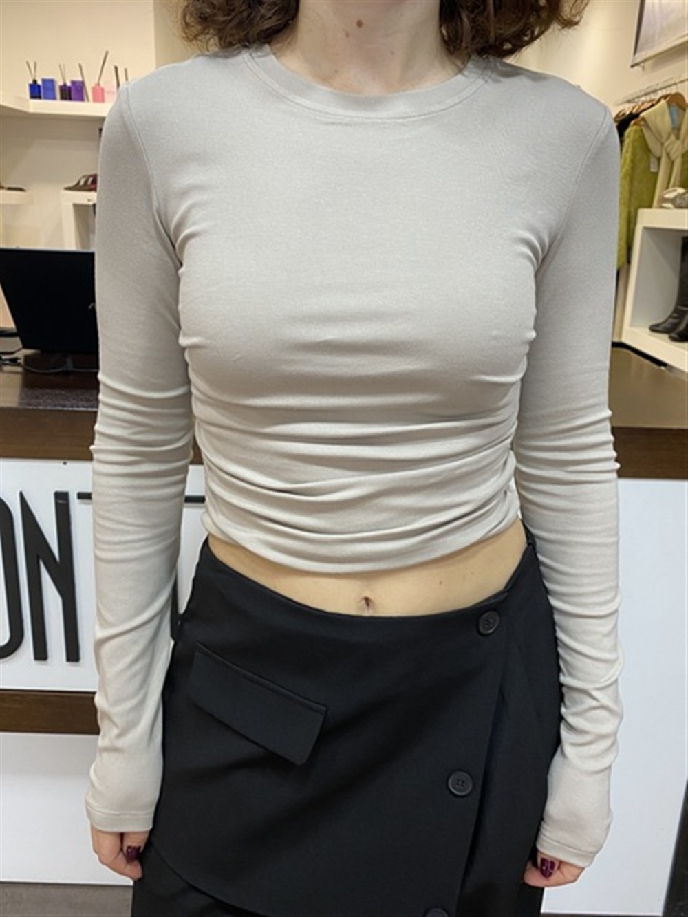 <p>
  Maglia crop con drappeggi laterali BEIGE
</p>Eleh