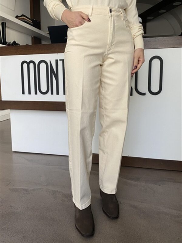 <p>
  Pantalone in bull denim gamba dritta 5 tasche CHALK
</p>Silvian Heach