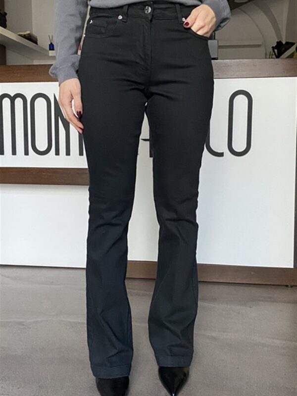 <p>
  Pantalone in bull denim modello bootcut BLACK
</p>Silvian Heach