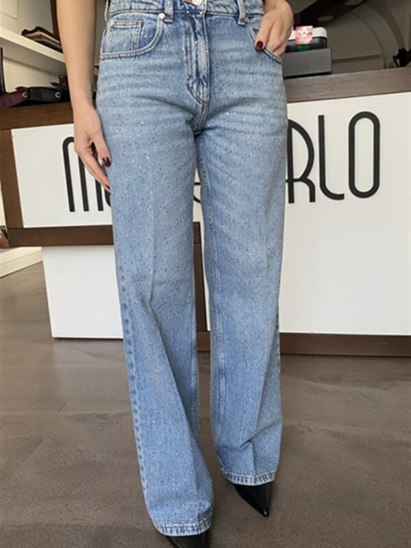 <p>
  Jeans gamba dritta con strass DENIM BLUE LIGHT 
</p>Silvian Heach