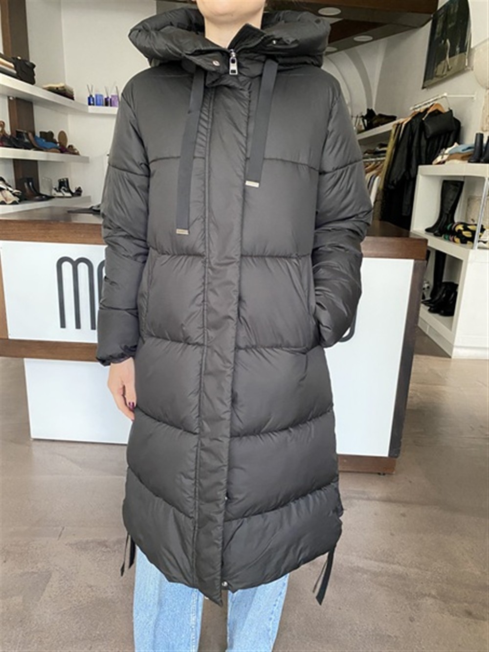 <p>
  Piumino midi con cappuccio e coulisse laterali al fondo
</p>Silvian Heach