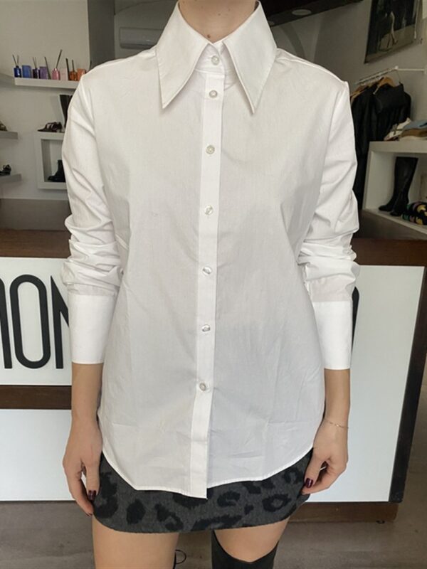 <p>
  Camicia in cotone con colletto a punta
</p>Silvian Heach