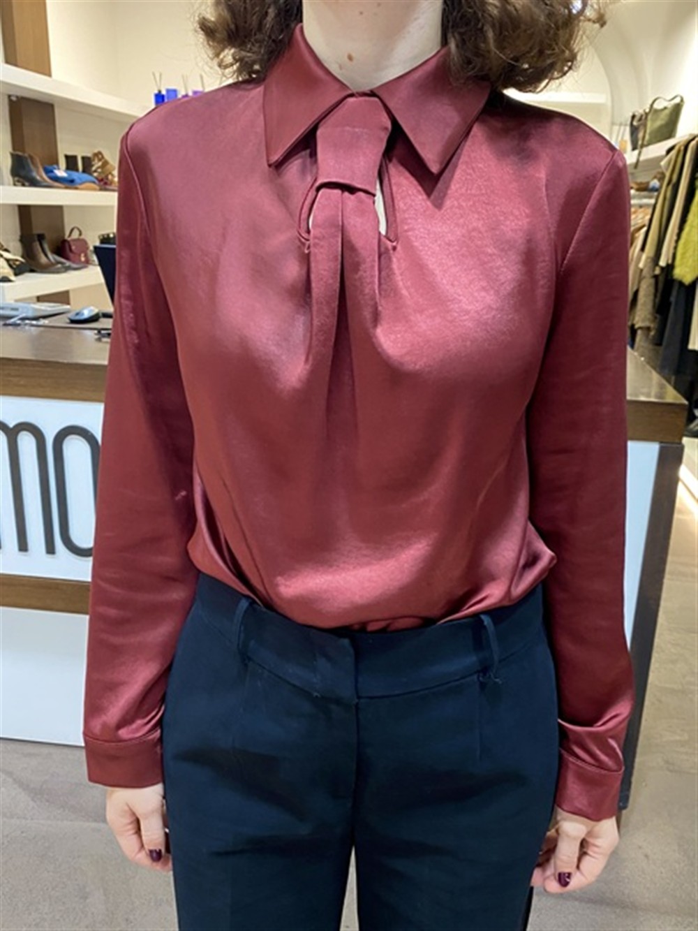 <p>
  Blusa in raso di viscosa con colletto e finta cravatta
</p>Tolérance