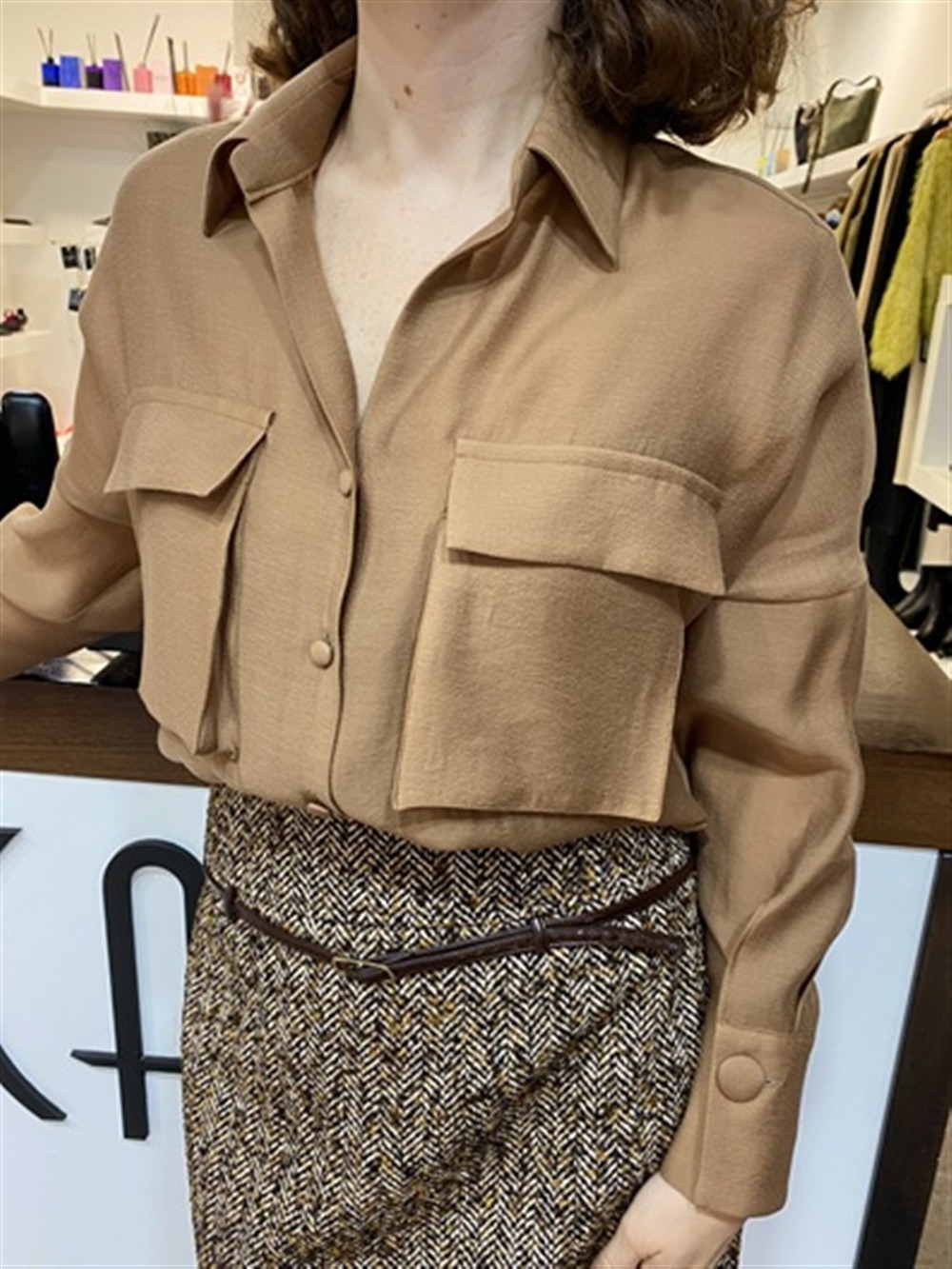 <p>
  Camicia in chiffon di viscosa con tasconi BISCOTTO
</p>Tolérance