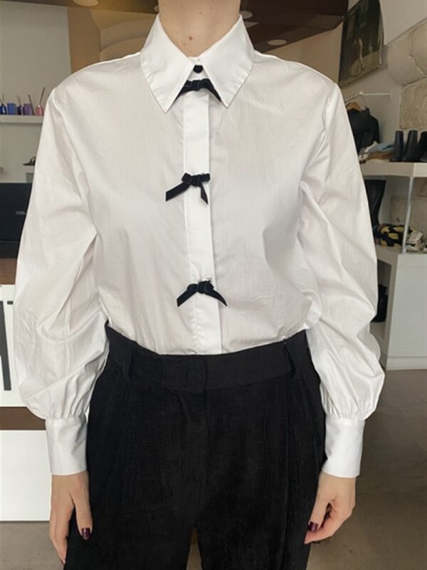 <p>
  Camicia con spille a fiocchetto in velluto
</p>Dixie