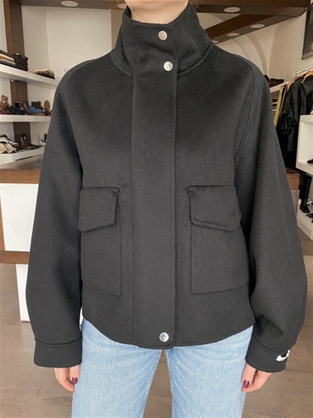 <p>
  Cappotto corto con tasconi frontali NERO
</p>Dixie