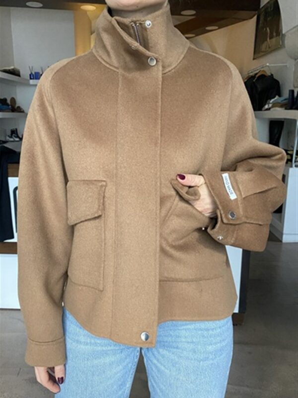 <p>
  Cappotto corto con tasconi frontali CAMMELLO
</p>Dixie