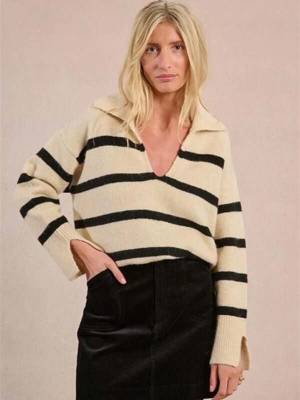 <p>
  Maglioncino modello polo stampa righe
</p>Molly Bracken