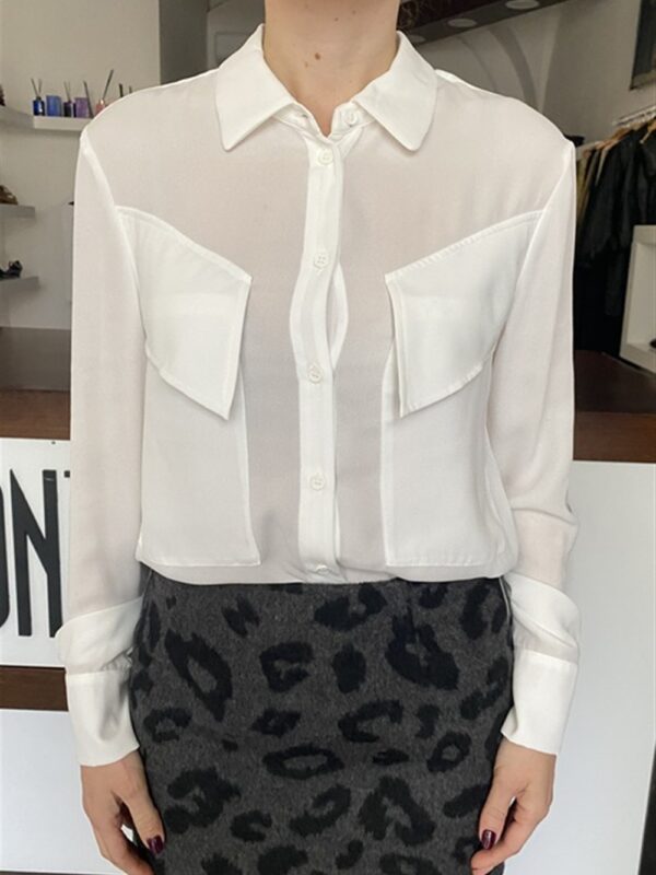 <p>
  Camicia con tasconi asimmetrici frontali OFF WHITE
</p>Silvian Heach