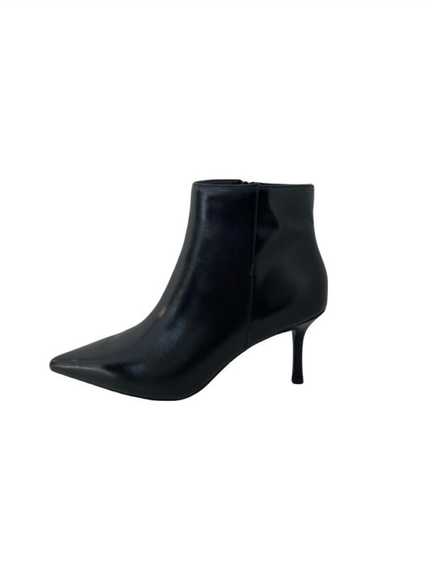 <p>
  Tronchetto in vitello con tacco di 7 cm NERO
</p>Chiconic