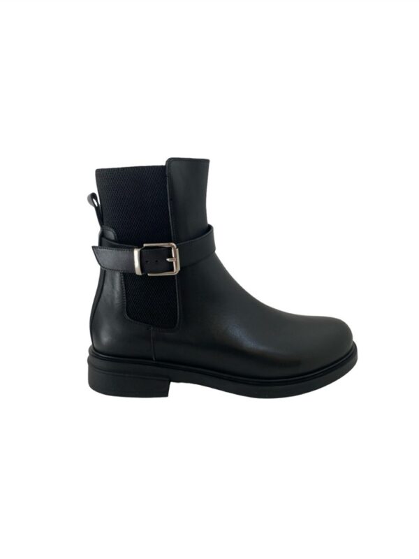 <p>
  Stivaletto modello beatles con accessorio 
</p>Albano