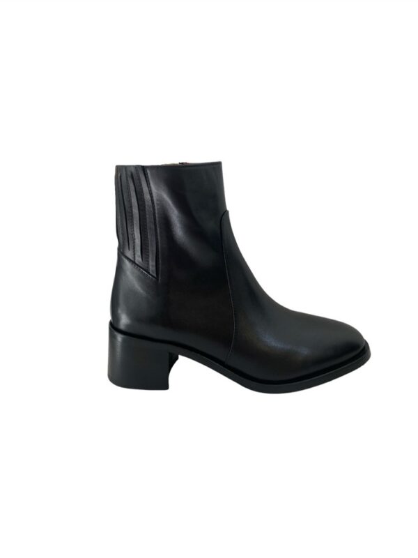 <p>
  Tronchetto con tacco 5 cm
</p>Albano