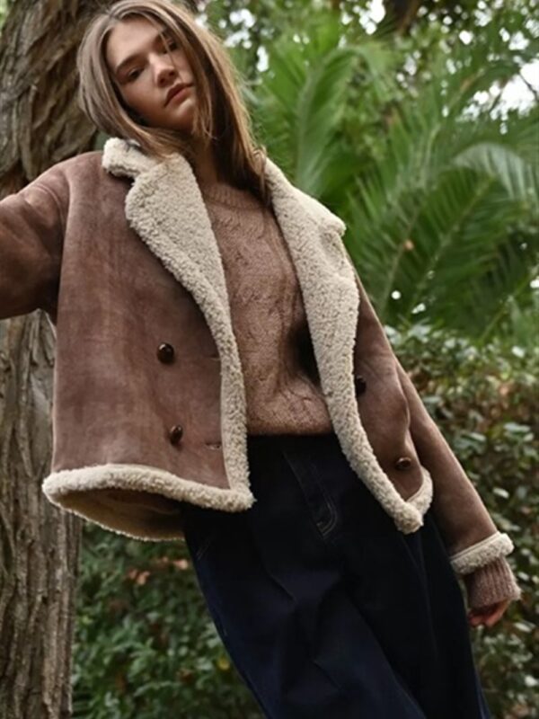 <p>
  Ecomontone corto in stile aviatore
</p>Molly Bracken