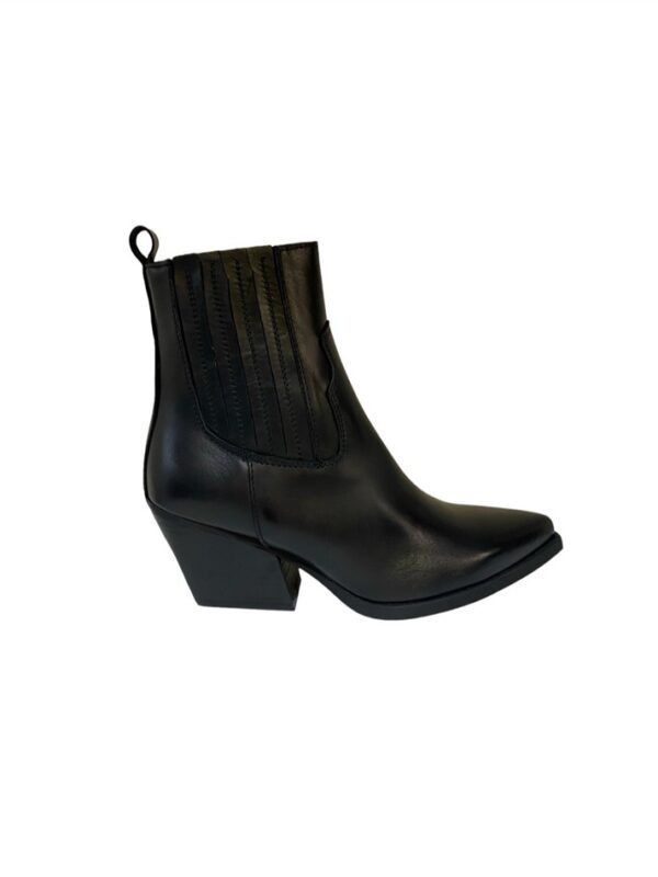 <p>
  Tronchetto texano con tacco 5 cm ed elastico rivestito
</p>The Icona