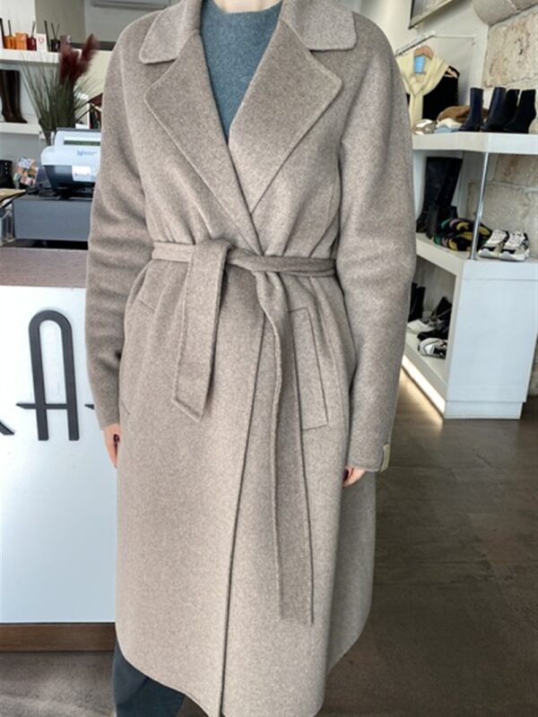 <p>
  Cappotto a vestaglia con cintura
</p>H2o