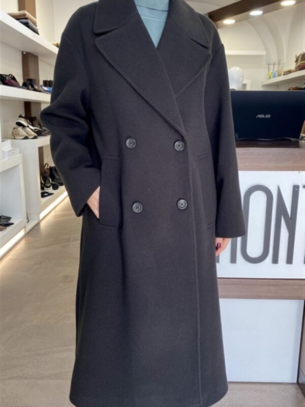 <p>
  Cappotto doppiopetto con tessuto a nido d'ape
</p>H2o