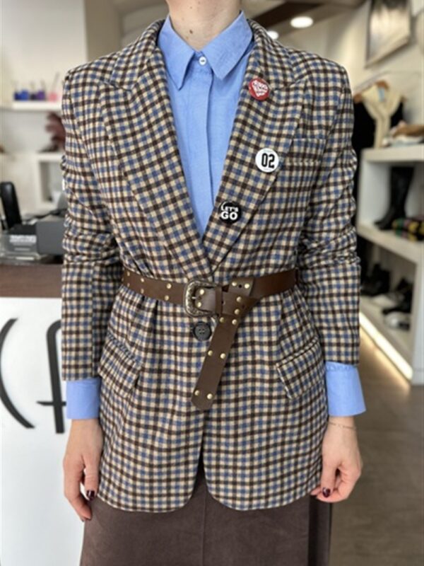 <p>
  Giacca in vichy con spille e cintura
</p>Dixie