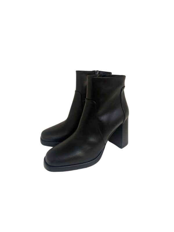 <p>
  Tronchetto punta quadra con tacco 8 cm e plateau
</p>Albano