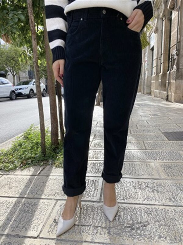 <p>
  Pantalone carrot fit in velluto rocciatore
</p>Dixie
