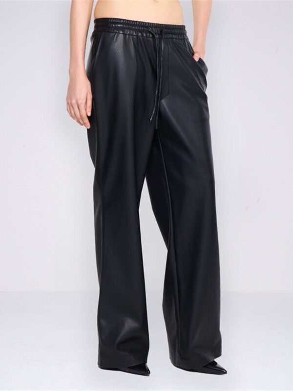 <p>
  Pantalone in ecopelle
</p>Silvian Heach