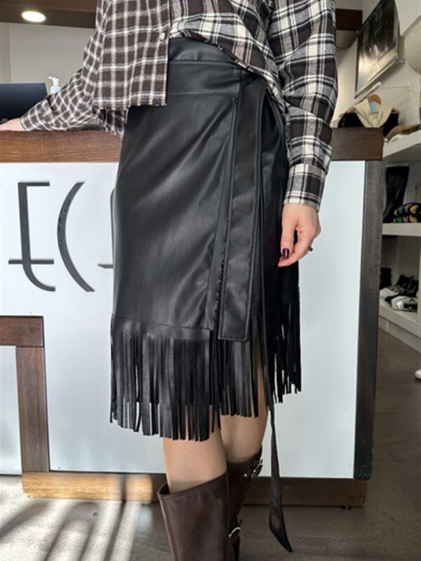 <p>
  Gonna in ecopelle a portafoglio con frange
</p>Dixie