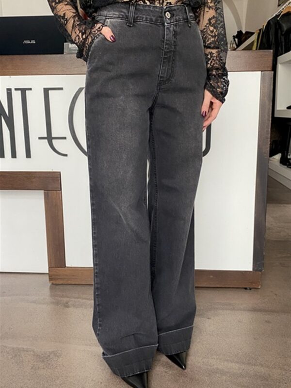 <p>
  Jeans gamba dritta con tasche a filo e piegone al fondo
</p>Dixie