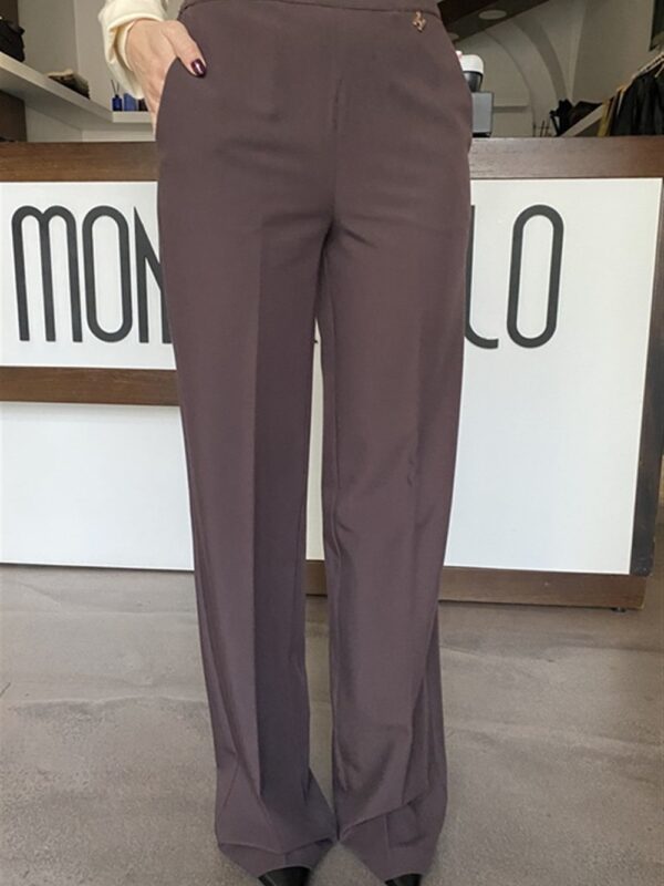 <p>
  Pantalone gamba dritta con elastico sul retro del cinto
</p>Silvian Heach