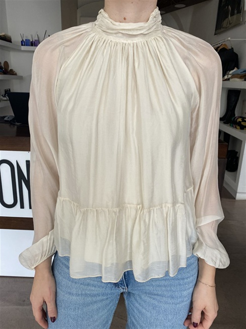 <p>
  Blusa in misto seta con balza ANTIQUE 
</p>Dixie