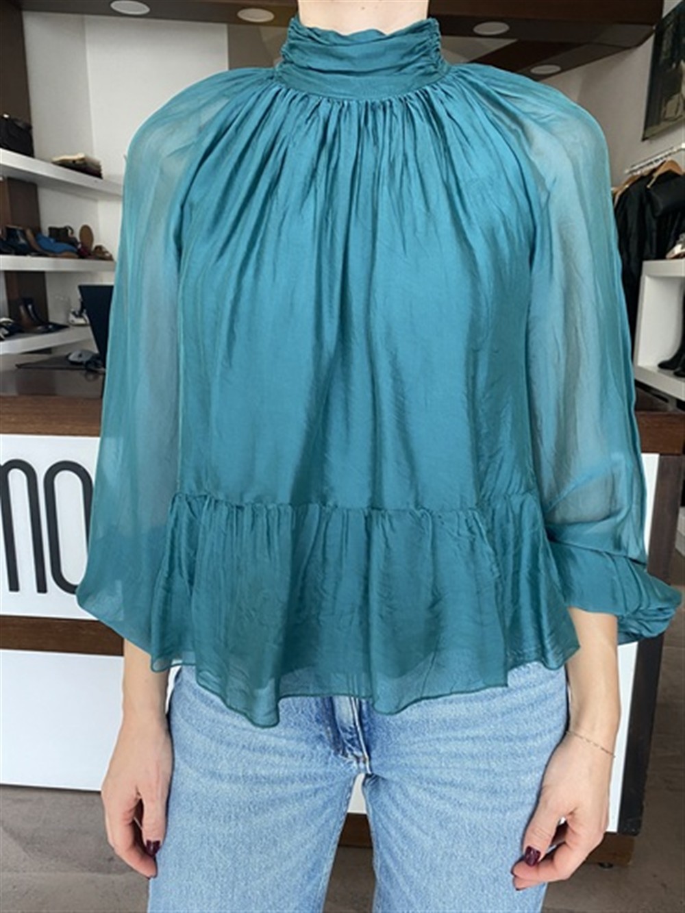 <p>
  Blusa in misto seta con balza PAVONE
</p>Dixie