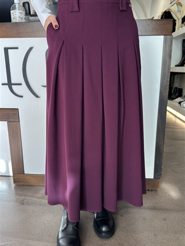 <p>
  Gonna midi a pieghe
</p>Dixie