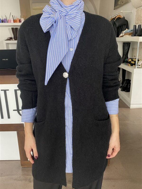 <p>
  Cardigan in baby alpaca con bottone gioiello NERO
</p>Dixie