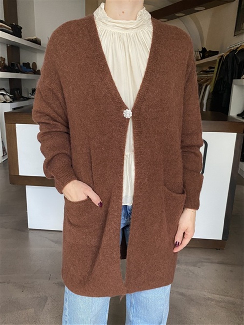 <p>
  Cardigan in baby alpaca con bottone gioiello CAFFE'
</p>Dixie