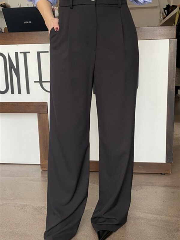 <p>
  Pantalone gamba dritta con pences
</p>Dixie