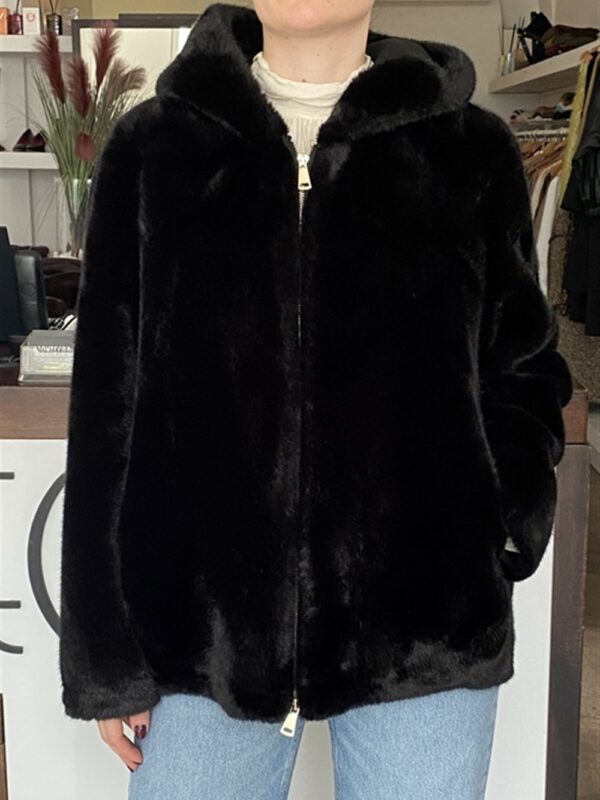 <p>
  Ecopelliccia con zip e cappuccio NERO
</p>Dixie