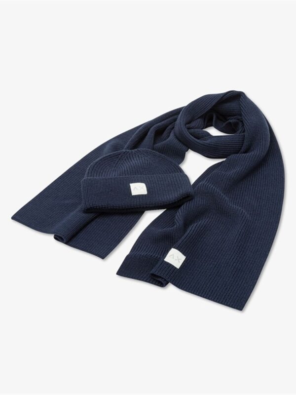 <p>
  Berretto e sciarpa in lana coordinati NAVY BLUE
</p>Sun 68