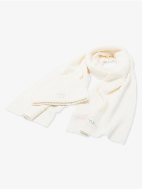 <p>
  Berretto e sciarpa in lana coordinati BIANCO PANNA 
</p>Sun 68