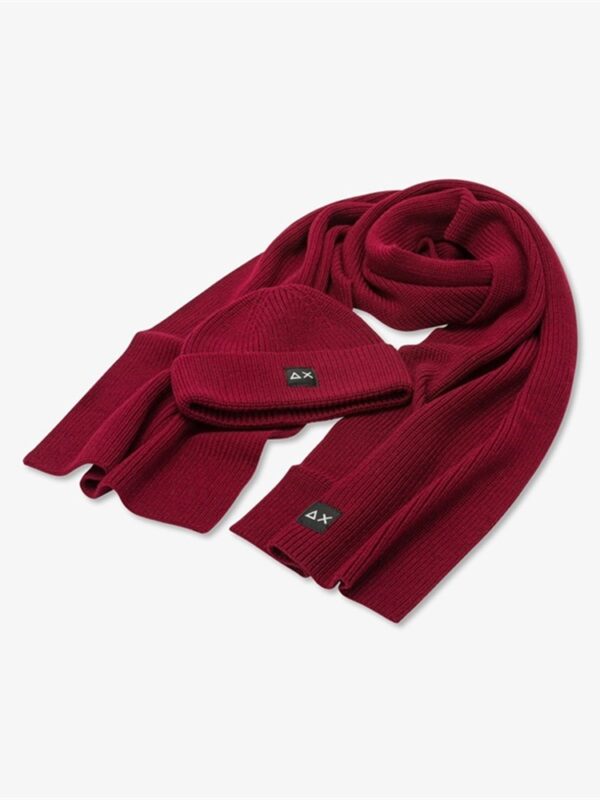 <p>
  Berretto e sciarpa in lana coordinati BORDEAUX 
</p>Sun 68