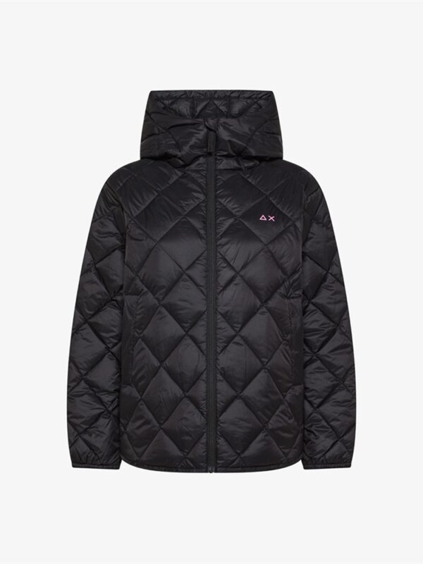 <p>
  Piumino trapuntato con cappuccio NERO 
</p>Sun 68