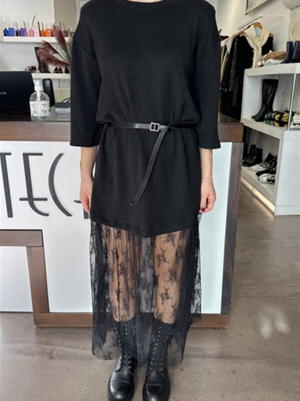 <p>
  Abito lungo con spalline e gonna in pizzo
</p>Dixie