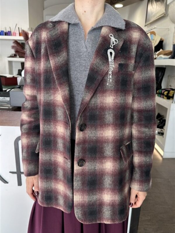 <p>
  Giacca a quadri con spille
</p>Dixie