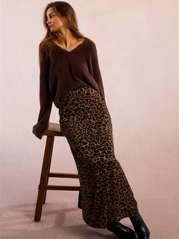 <p>
  Maglioncino con pizzo lungo lo scollo a v
</p>Molly Bracken