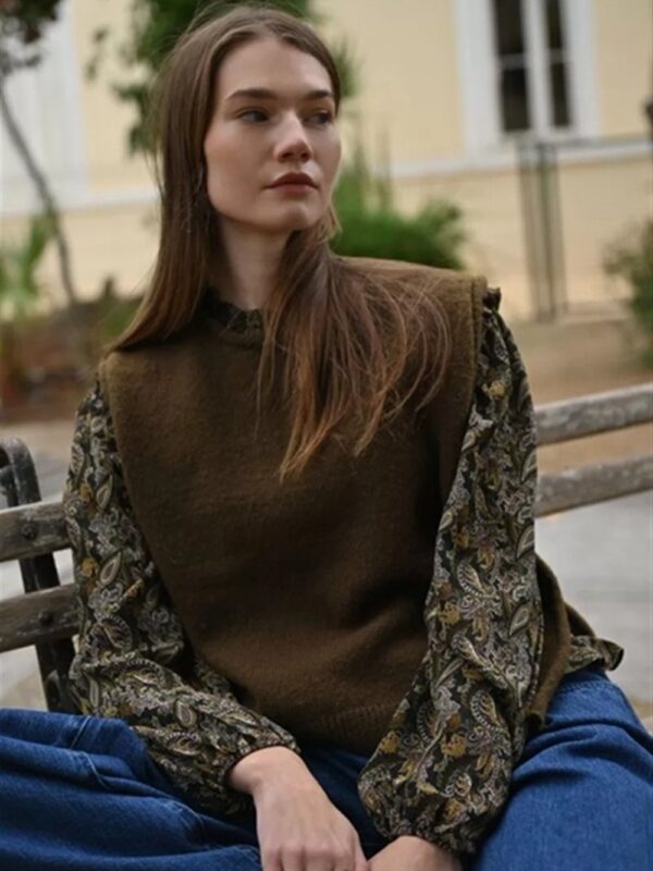 <p>
  Gilet in maglia abbottonato ai lati KHAKI
</p>Molly Bracken